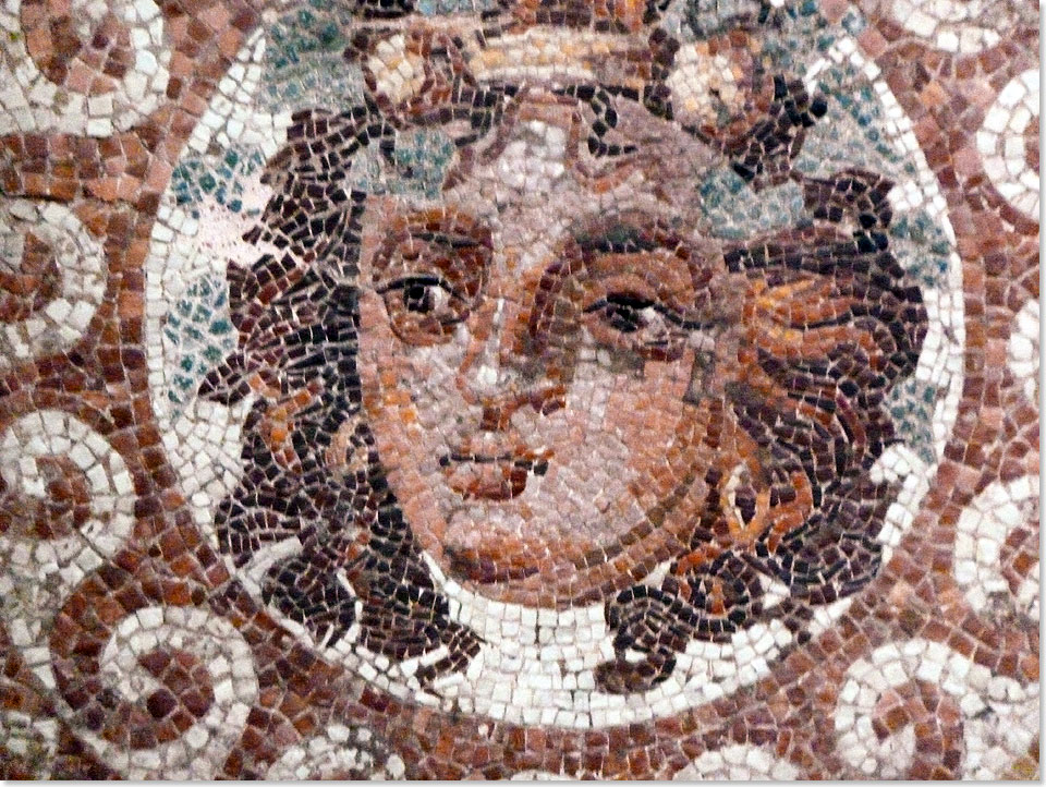 Fubodenbild aus der Antike in Korinth. Aus unzhligen Stein- und Keramikbrocken setzten die Knstler Mosaike zusammen, die Jahrtausende berlebten.
