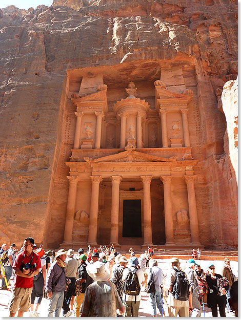 Archologen sagen, dass erst weniger als ein Fnftel der vergessenen Felsenstadt Petra freigelegt wurde. Noch immer wei man nicht genau, wohin das Volk der Nabater verschwand, das diese Stadt aus den Felsen schlug