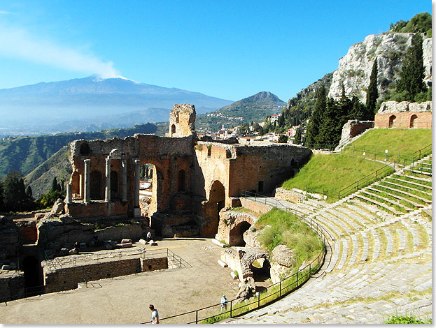 Drama hier und in der Ferne. Aus dem antiken Amphitheater in Taormina geht der Blick auf den qualmenden tna, den hchsten Berg Siziliens, der sich immer wieder meldet
