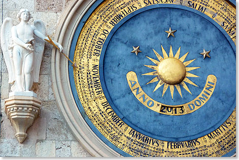 Die astronomische Uhr am Dom von Messina fiel aus, Lwe und Hahn meldeten sich nicht. Nur der Engel zeigte Tag, Monat und Jahr an.