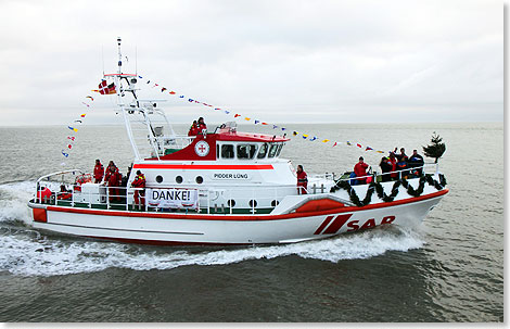 Der neue Seenotkreuzer PIDDER LNG, Station List, bei der kurzen Gstefahrt vor Sylt im Anschluss an seine Taufe am 14. Dezember 2013.