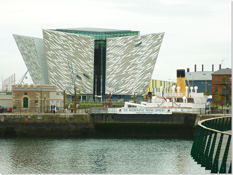 Praktisch zu Fen des Museums TITANIC Belfast ist mit der NOMADIC das letzte erhaltene Schiff der White Star Line in einem alten Werftdock zu besichtigen.