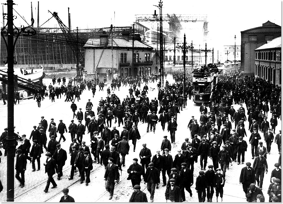 Harland & Wolff Anfang 1912  links am Kai die fast fertiggestellte NOMADIC, im Hintergrund der Rumpf der im Bau befindlichen TITANIC.
