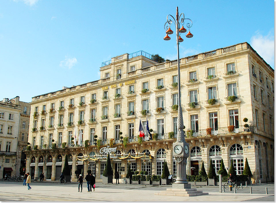 Nach langer Sanierung vor wenigen Jahren wiedererffnet: Das Luxushotel Regent Grand Bordeaux, vom Sulengang der Oper aus gesehen.
