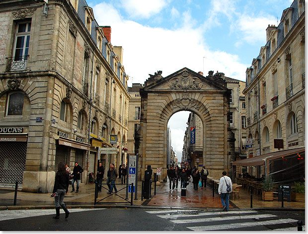 Seit 2007 gehrt die Altstadt von Bordeaux zum UNESCO-Weltkulturerbe. Der historische Kern des Mondhafens innerhalb der ehemaligen Stadtmauer wird durch die ringfrmigen Hauptstraen und das Garonne-Ufer begrenzt.  