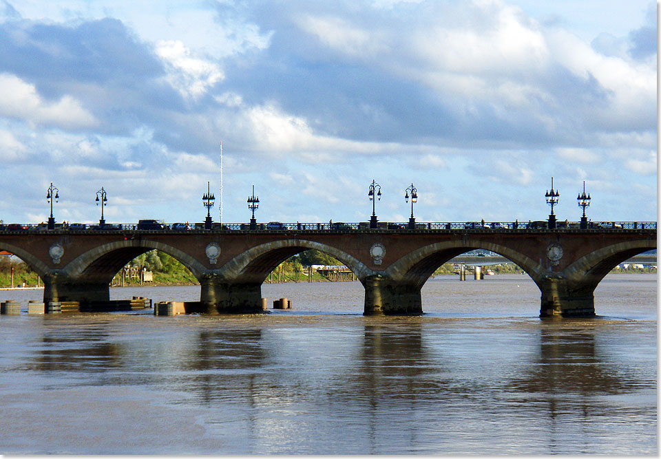 Die Brcke Pont de Pierre verbindet den Ost- und den Westteil von Bordeaux. Sie ist die einzige Brckenquerung ber die Garonne innerhalb des historischen Zentrums