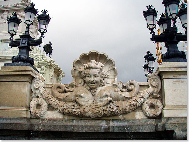 Die zahlreichen maritimen Motive in der Baukunst von Bordeaux beziehen sich auf seine Rolle als Seehafen. Seinen Namen Hafen des Mondes verdankt es der Sichelform, in der die Garonne die Stadt umfliet.