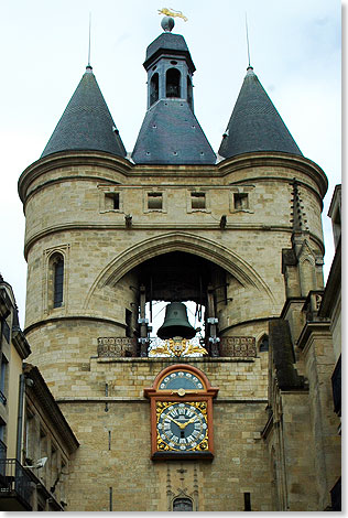 Die riesige, fast acht Tonnen schwere Glocke Grosse Cloche im sptgotischen Stadttor lutet jedes Jahr im Herbst den Beginn der Weinlese ein