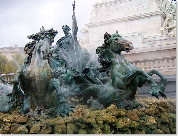 An der Esplanade des Quinconces, dem mit 12,6 Hektar grten Innenstadtplatz Europas, steht das Denkmal der Girondisten mit zwei Meeresgtterbrunnen. Errichtet zwischen 1894 und 1902, erinnert die Sule mit .