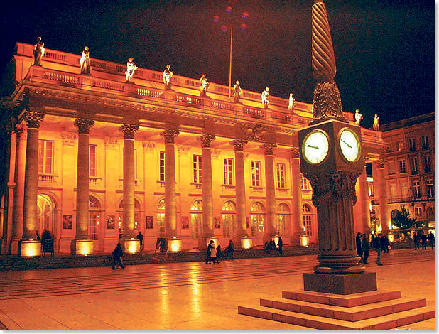  Le Grand Theatre, die Oper von Bordeaux, ist ein Meisterwerk klassizistischer Baukunst. Seit 1991 verfgt
das 1780 errichtete Gebude wieder ber ein originalgetreues Innenleben. 