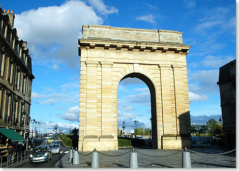 Im Zentrum der kreisrunden Place de la Victoire steht die Porte dAquitaine, ein beeindruckender Triumphbogen aus der Mitte des 18. Jahrhunderts. 