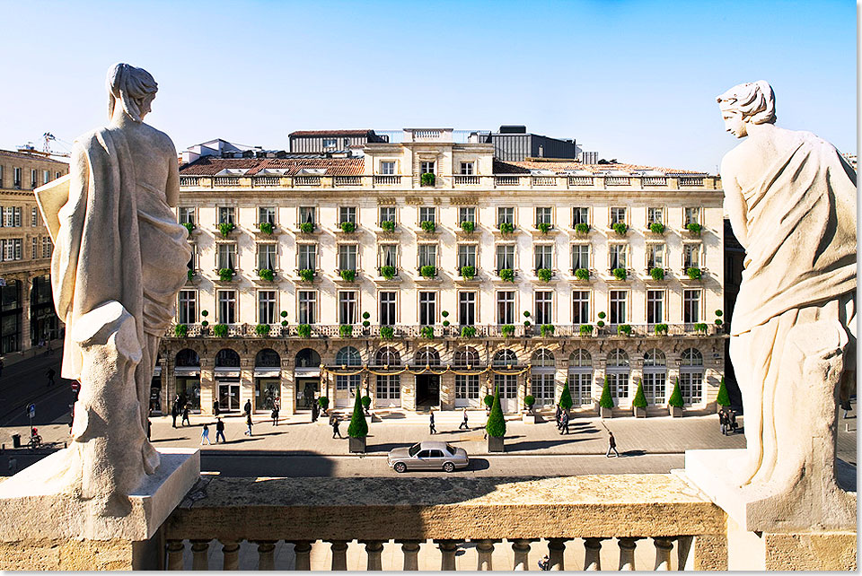 Diese Aufnahme des Hotels Regent Grand Bordeaux wurde vom Dach der gegenber liegenden Oper gemacht. Beide Bauwerke im Herzen der Weinstadt entstanden
fast zeitgleich im 18. Jahrhundert.
