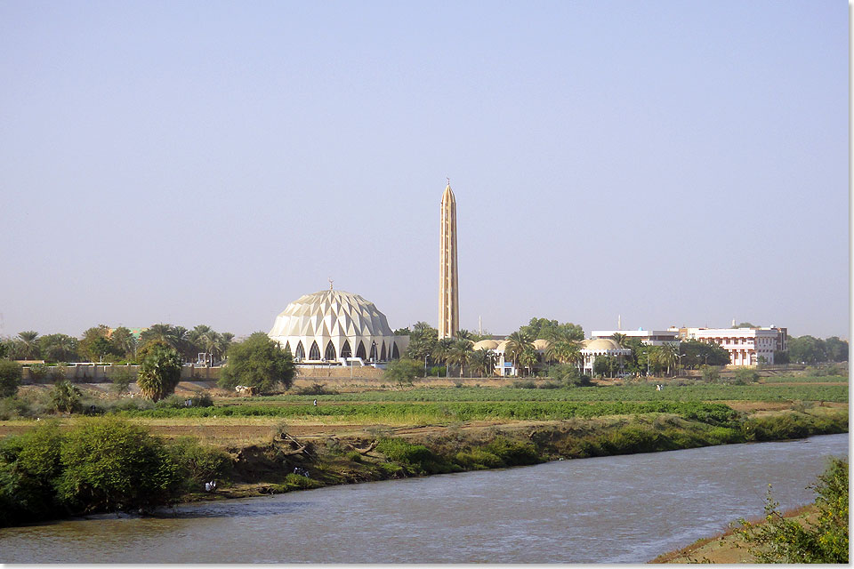  Die Nilein Moschee (Moschee der zwei Nile) mit ihrer prismenfrmigen Kuppel gilt als das Wahrzeichen Omdurmans, der zweitgrten Stadt des Sudan, die zusammen mit der Hauptstadt Khartoum-City und Al-Khartoum-Bahri das dreiteilige Gro-Khartoum bildet.