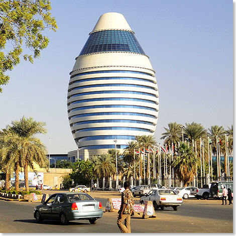 Im modernen Zentrum von Khartoum, am Ufer des Blauen Nil, direkt neben der Freundschaftshalle und der Tuti-Brcke, steht der 19-stckige Burj Al-Fateh, ein Fnf-Sterne-Hotel. Das 2009 erffnete Gebude ahmt die Form einer Dau nach. Die Einheimischen erinnert es eher an ein Ei  und so nennen sie es auch.