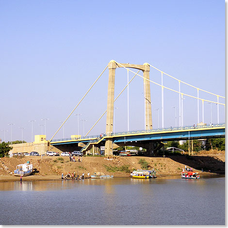 Erst knapp vier Jahre alt ist die Tuti-Brcke, die Khartoum ber den Blauen Nil mit der Tuti-Insel verbindet. Die Spannweite der Hngekonstruktion betrgt 210 Meter. Getragen wird sie von zwei Stahlseilen, die durch jeweils 19 Strnge mit der Fahrbahn verbunden sind.