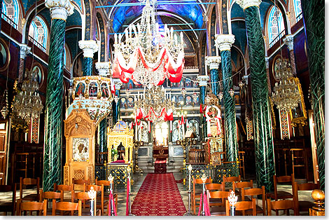 Die Kirche Agios Nikolaos ist dem heiligen Nikolaus von Myra geweiht. Erbaut wurde sie ab dem Jahr 1848 und 1870 wurde sie erffnet. Geschmckt wird sie von einer gut sichtbaren blauen Kuppel mit goldener Verzierung. Sie gehrt zu den grten Kirchen der Kykladen-Insel Syros.