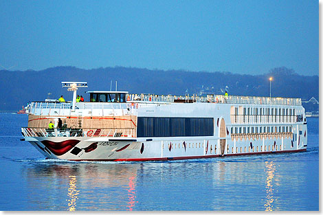 A'ROSA FLORA bei ihrer berfhrungsfahrt zur Meyer Werft in Papenburg.