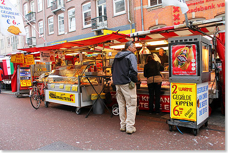 Der Albert Cuyp Markt ist Amsterdams grter und buntester Straenmarkt  das Angebot reicht von Klamotten bis zu Fisch und Grillhhnchen.
