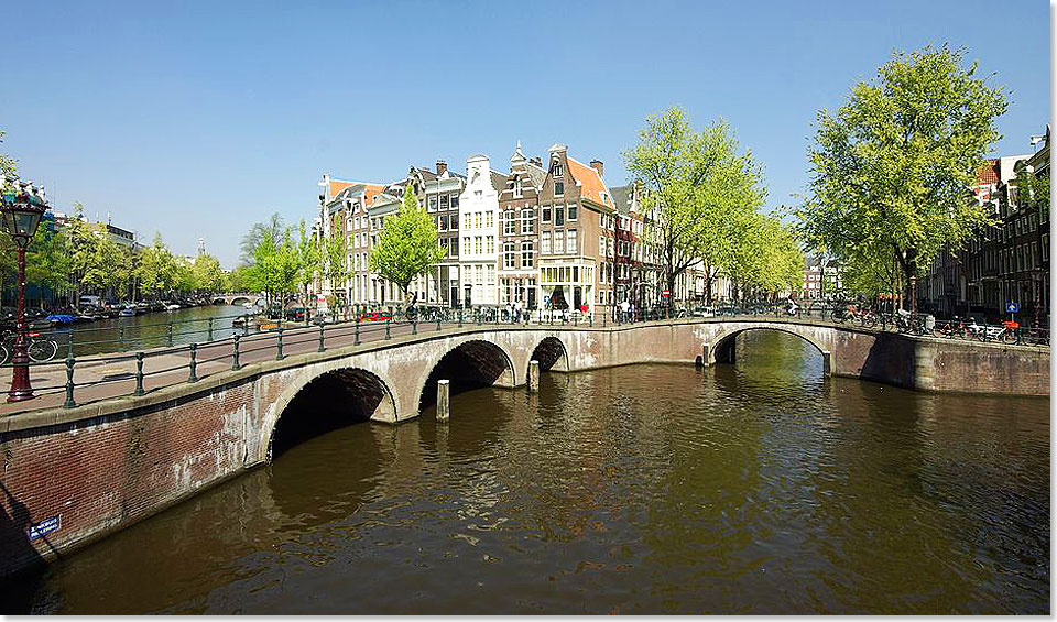 Eine Bootsfahrt durch die Amsterdamer Grachten gehrt zum Ausflugsprogramm  hier Ecke Keizersgracht (links) und Leidsegracht.
