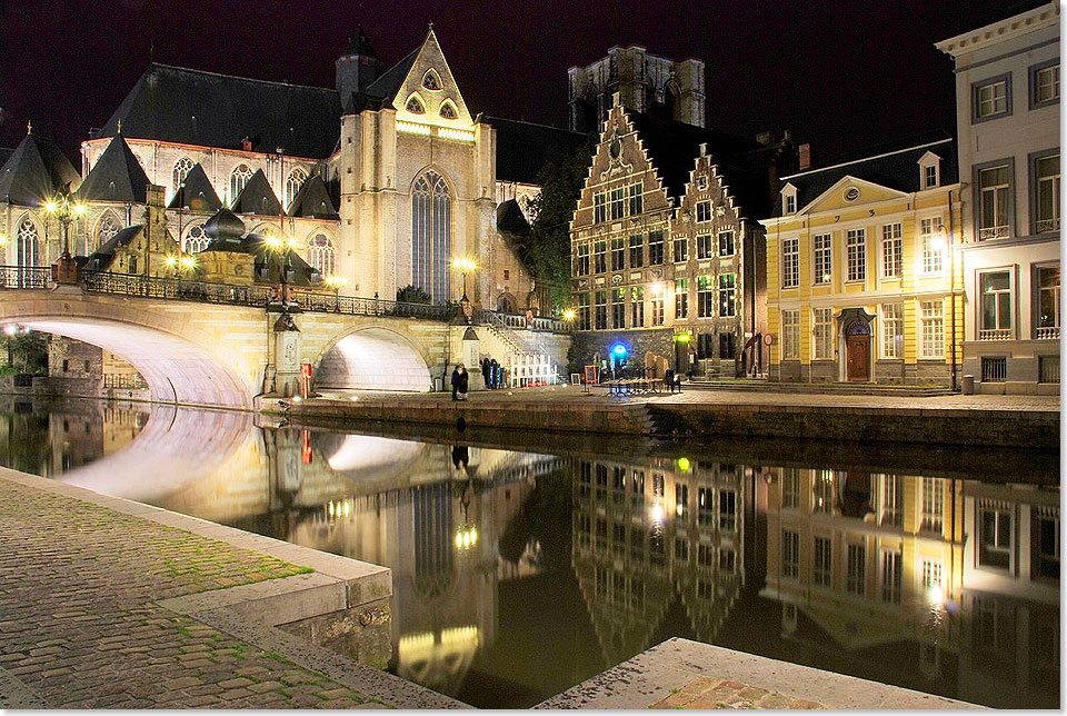 Nachts an den Kanlen von Gent in Belgien