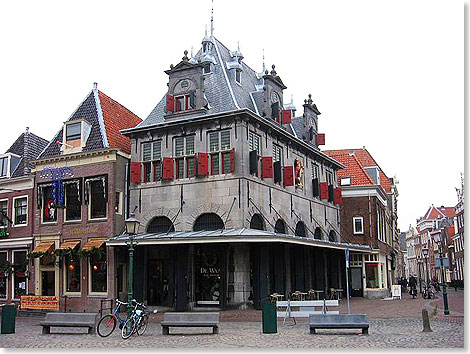 Der Roode Steen: das Zentrum von Hoorn mit der historischen Ksewaage, heute ein Caf
