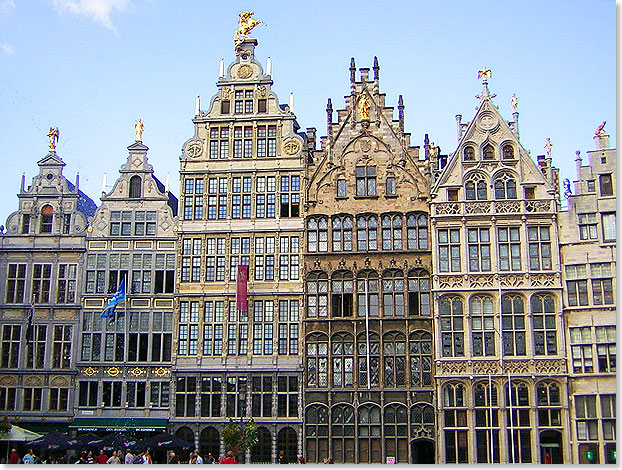 Der Grote Markt bildet mit den umliegenden Fugngerstraen und dem Groen Plats das Zentrum von Antwerpen. Am Grote Markt liegt das Rathaus und die Kathedrale, sowie mehrere sehr schne Gildehuser aus den vorigen Jahrhunderten.