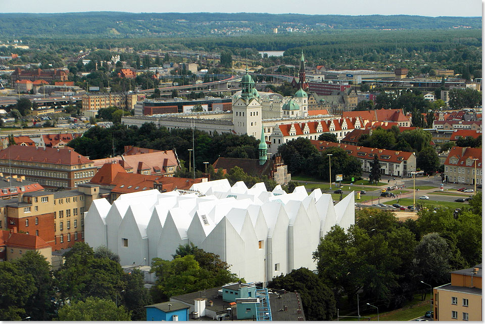  Die neue Philharmonie in Stettin ist grellwei. Im Hintergrund das ehemalige Schloss der pommerschen Herzge.
