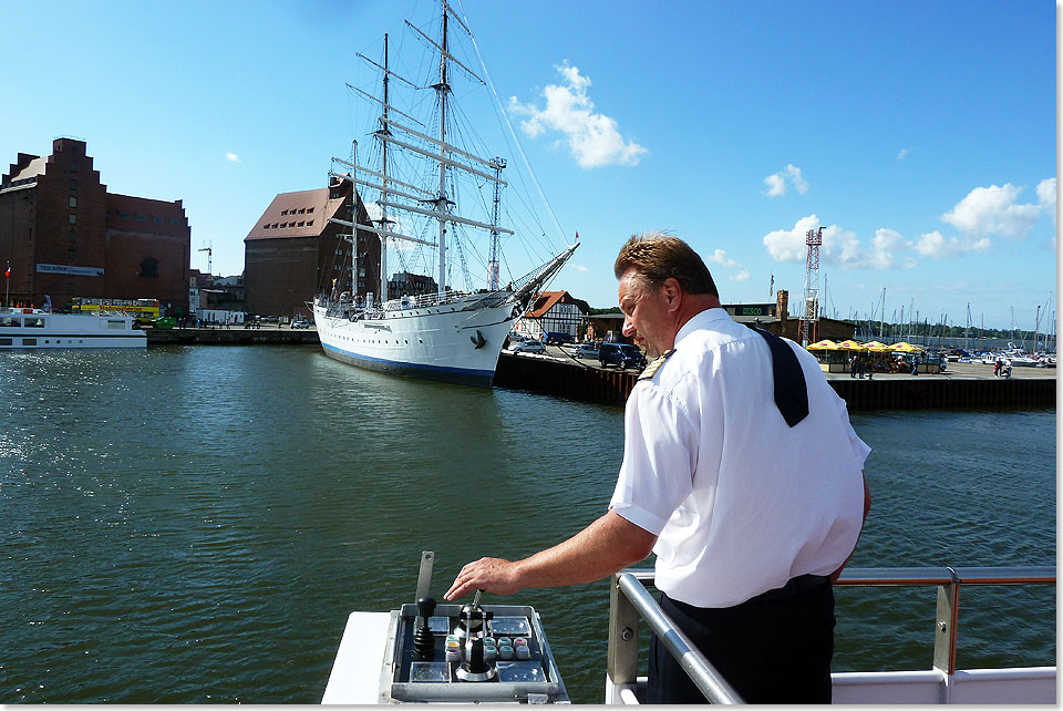 Von der Nock aus steuert Kapitn Grunewald seine MS SANS SOUCI an den Liegeplatz in Stralsund.
