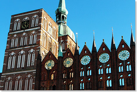 Welterbe: Im Hintergrund die Nikolaikirchtrme und vorne der Rathausgiebel in der Hansestadt Stralsund.