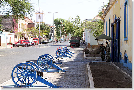 Historische Kanonen vor der Kaserne in Porto Praio.