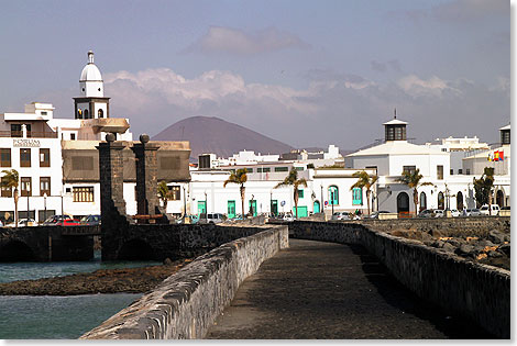 Brcke von der Festung nach Arrecife mit Vulkan im Hintergrund.