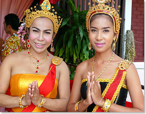 Vor dem Theater im Thai Village auf Phuket werden die Gste der ASTOR auf traditionelle Art begrt.