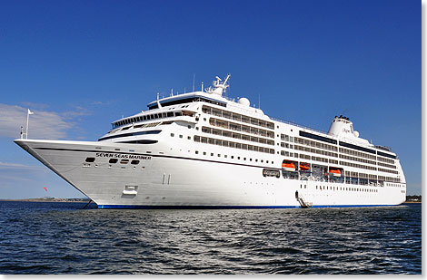 Vor Punta del Este, an der Ostksten Brasiliens, liegt die SEVEN SEAS MARINER von Regent Seven Seas Cruises auf Reede. 