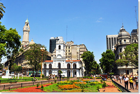 Die Plaza de Mayo in Buenos Aires mit dem Alten Rathaus in der Mitte. An der Avenida de Mayo reihen sich Hotels an Restaurants und Bars.