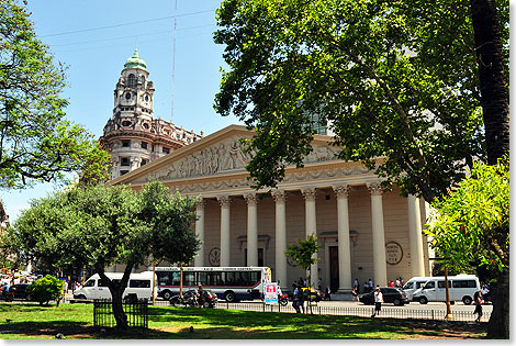 Die Catedral Metropolitana mit ihren zwlf korinthischen Sulen im Norden des Platzes ist schon die sechste Kirche an dieser Stelle..
