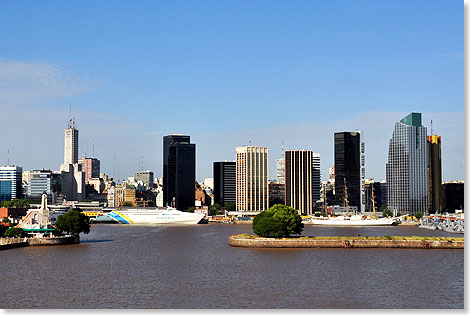 Die Stadt liegt am rechten Ufer des breiten Ro de la Plata.
