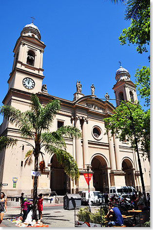 Die Kathedrale Metropolitana an der Plaza de la Constitucin in der Altstadt von Montevideo.