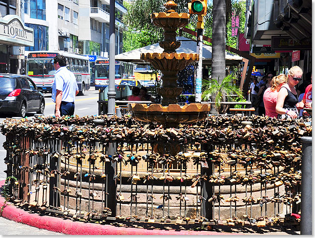 Der Fuente de los candados, der Brunnen der Hngeschlsser, an der Avenida 18 de Julio. Wenn Liebende ein Schloss mit den beiden Namen hier anbringen, wird sich das Paar auf immer und ewig lieben.