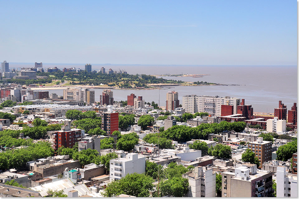 Montevideo, Hauptstadt von Uruguay am Rio de la Plata  Blick vom El Mirador Panoramico ber den Stadtteil Palmero mit dem Strand Playa Ramirez.