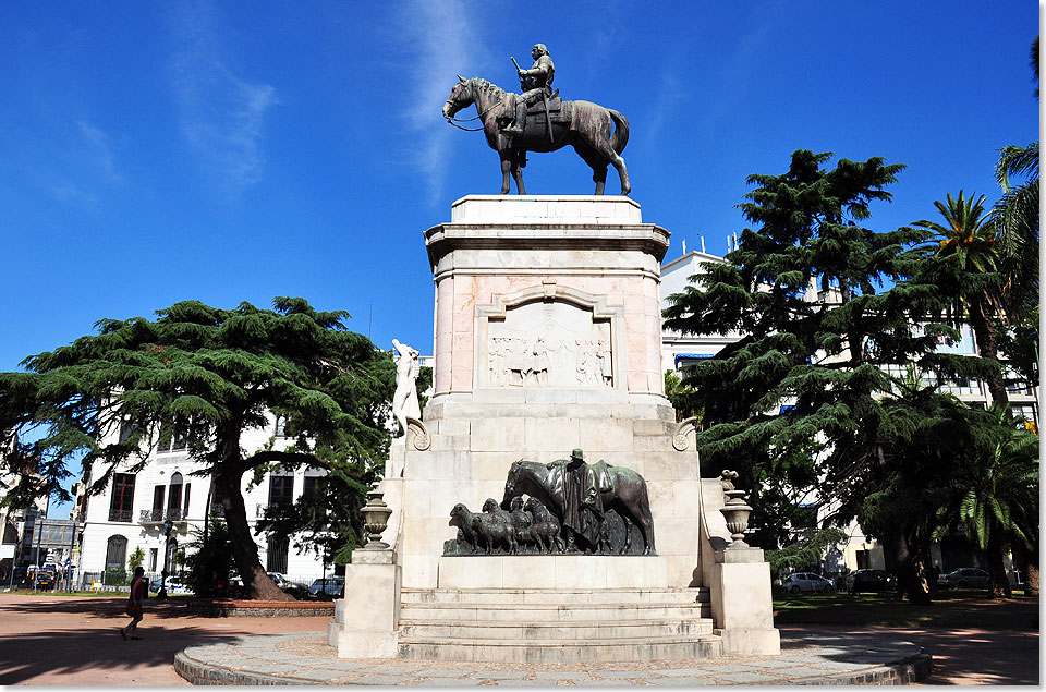 Das Denkmal von Nationalheld General Jos Gervasio Artigas am Placa de Independencia in Montevideo.
