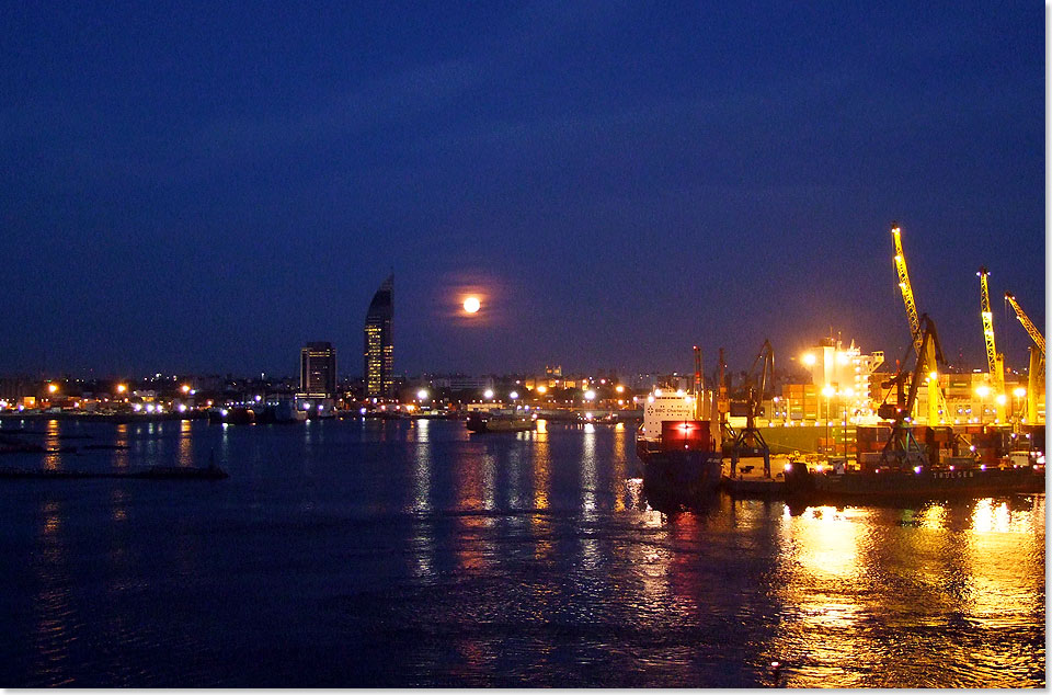 Bei Vollmond ber Stadt und Hafen verabschiedet sich die SEVEN SEAS MARINER an diesem 17. Dezember 2013  eine Woche vor Weihnachten  von Montevideo.