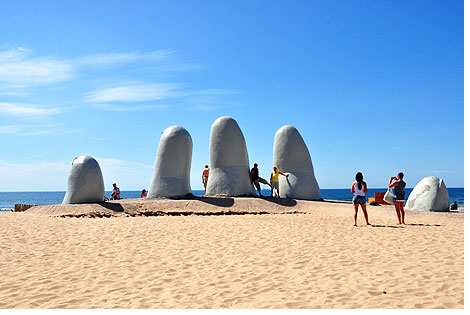 Der chilenische Knstler Mario Irarrzabal schuf 1982 an der Playa Brava die Skulptur einer berdimensionalen Hand, deren Finger aus dem Sand ragen.

