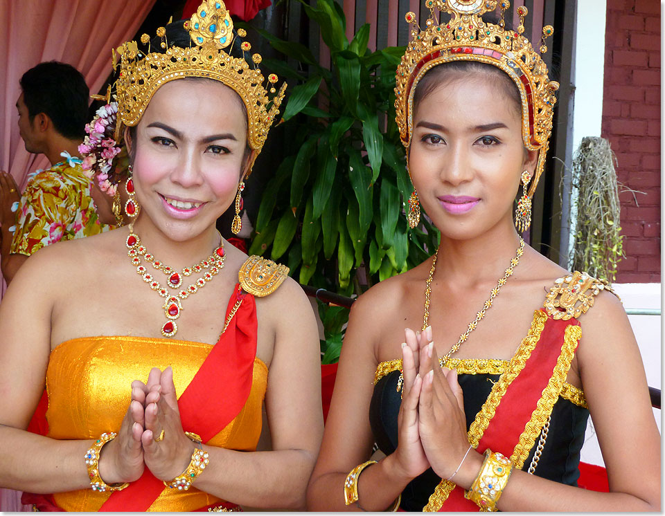 Vor dem Theater im Thai Village auf Phuket werden die Gste auf traditionelle Art begrt.
