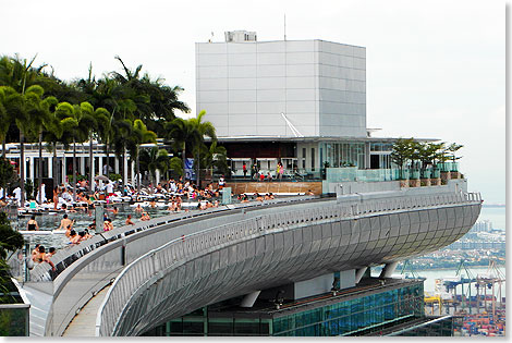 Freibad im Wolkenkratzer: Zur Marina Bay Sands gehrt ein Freibad im 56. Stock  man schwimmt ber den Wolken.