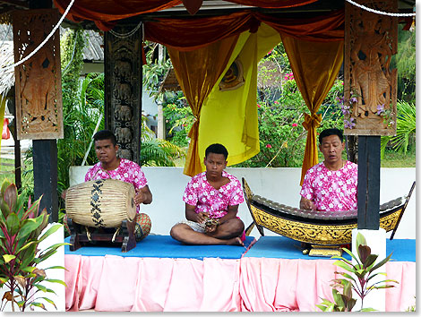 Puket, Thailand: Drei Mnner begren die ASTOR-Gste mit Musik traditioneller Instrumente.