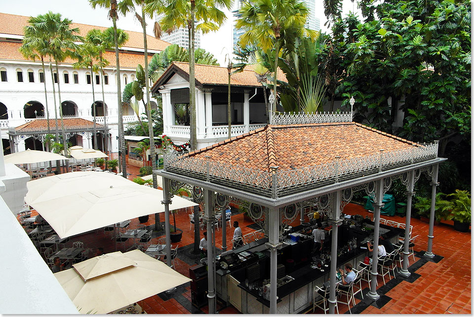  In der Gartenbar eines der berhmtesten Hotels der Welt: Raffles in Singapore, Heimat des legendren Drinks Singapore Sling, er kostet 27 Singapore Dollars.