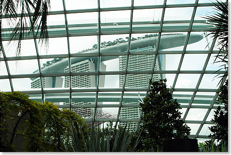 Blick aus den Botanischen Grten auf das Marina Bay Sands Gebude. Das enthlt alles  Hotel, Schwimmbad,Shopping Mall, Casino, Theater, Event Plaza.