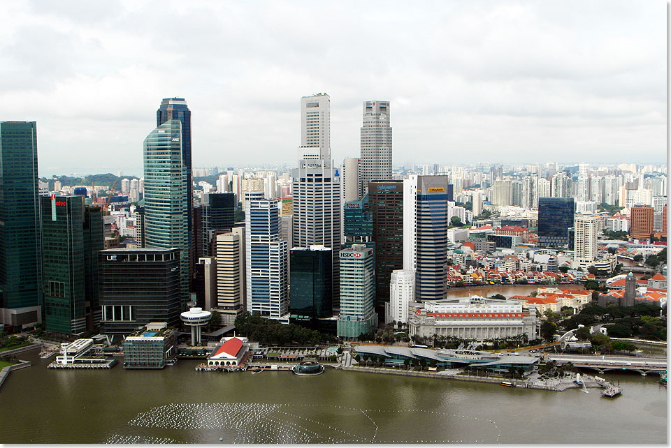 Singapore-Panorama: Wolkenkratzer, soweit der Blick schweift. Singapore gilt als eine der saubersten Stdte der Welt.