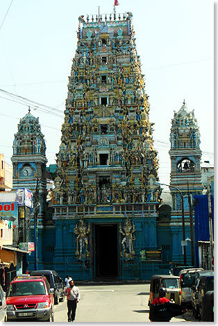 Im Gewirr der Gassen und Lden in Colombo ldt der hinduistische Tempel Glubige ein.
