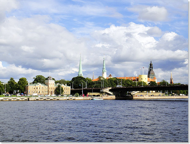 Per Boot oder Ausflugsdampfer kann man das malerische Panorama der Ostseemetropole von der Daugava aus erleben. 